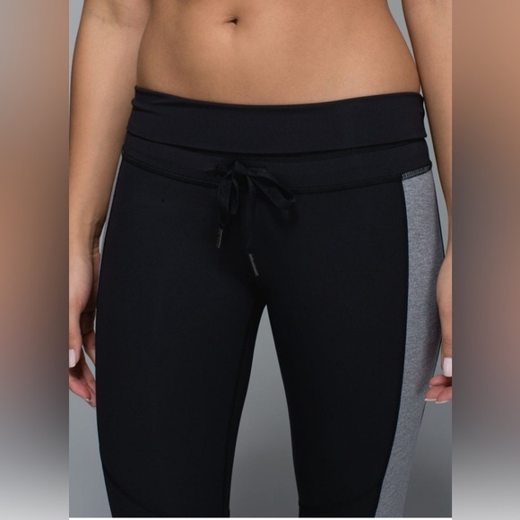Lululemon Retreat 7/8 Pant Black / Heathered Slate size 4  leggings black logo - Picture 4 of 15